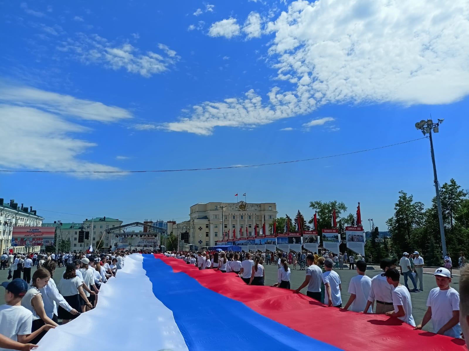 В День России и в День города Саранска состоялась торжественная церемония  поднятия Государственного флага Российской Федерации | 12.06.2024 | Саранск  - БезФормата